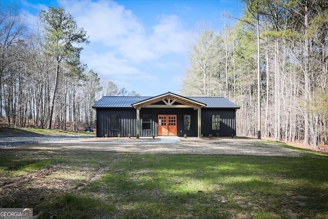 view of front of house featuring a front lawn