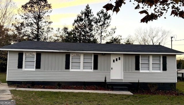 view of front of house featuring a yard