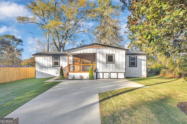 view of front of house with a porch and a front yard