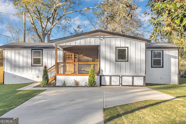 view of front of home featuring a porch and a front yard