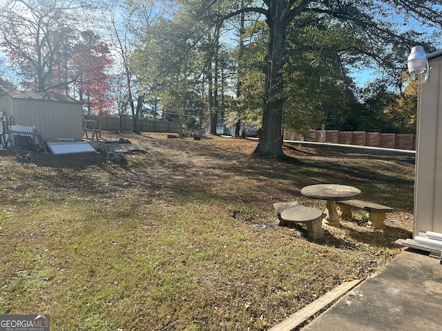 view of yard featuring a storage shed