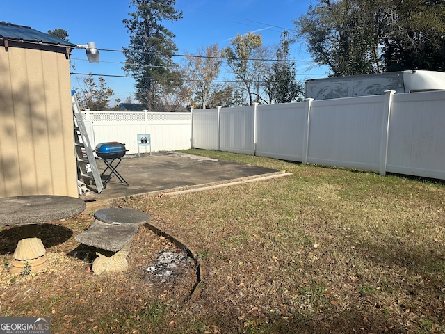 view of yard with a patio area