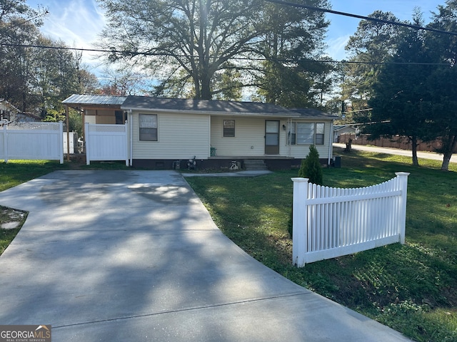 view of front of property featuring a front lawn