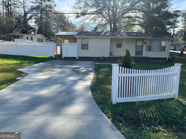 single story home with a front lawn