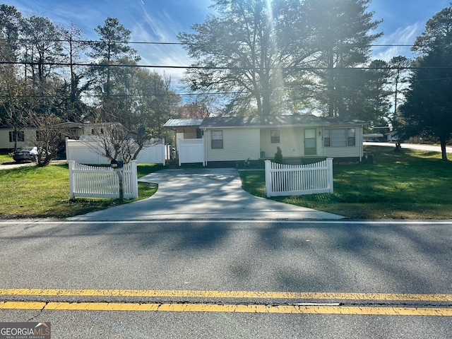 view of front of home featuring a front yard