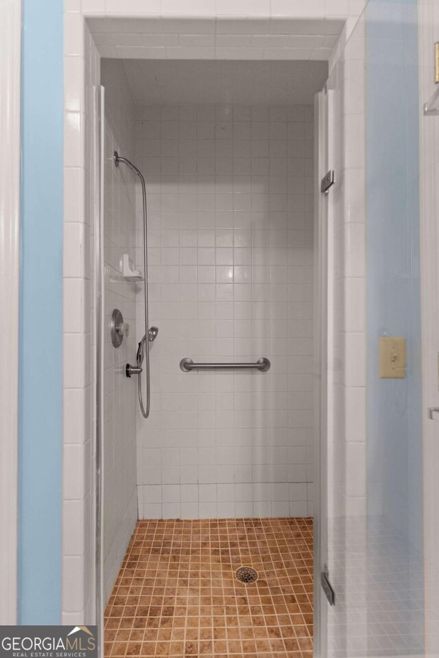 bathroom featuring a tile shower