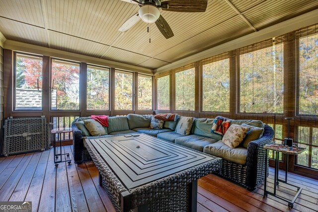 sunroom with ceiling fan