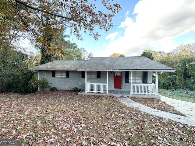 single story home with a porch