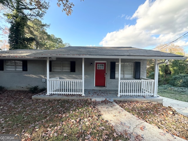 single story home with a porch