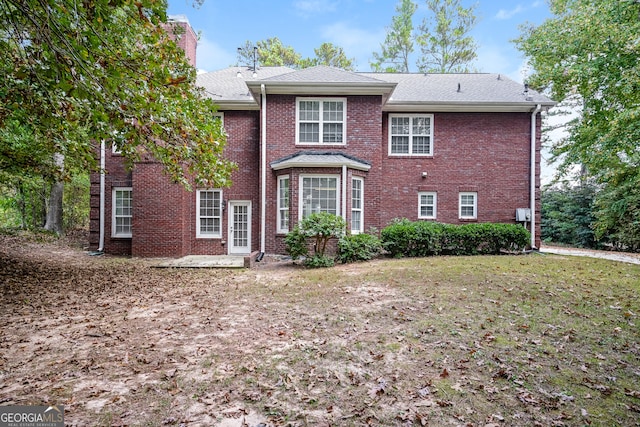 front of property with a front lawn