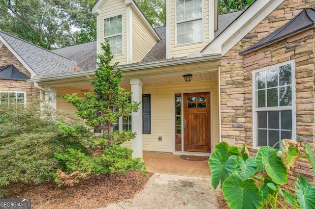 entrance to property featuring a porch