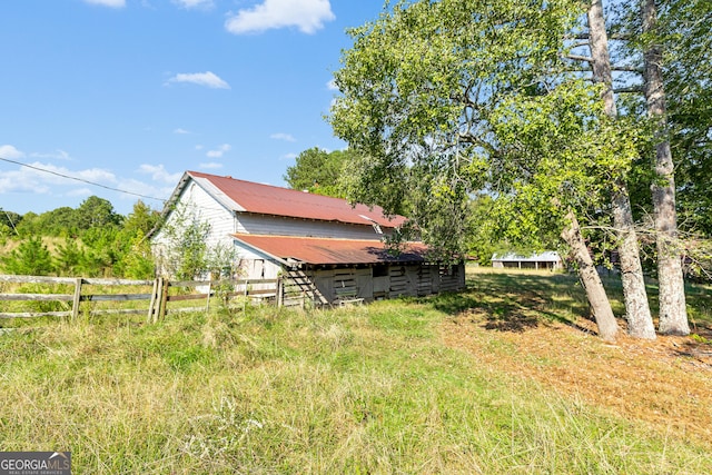 view of yard with an outbuilding