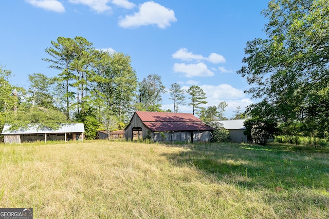 view of yard with an outdoor structure