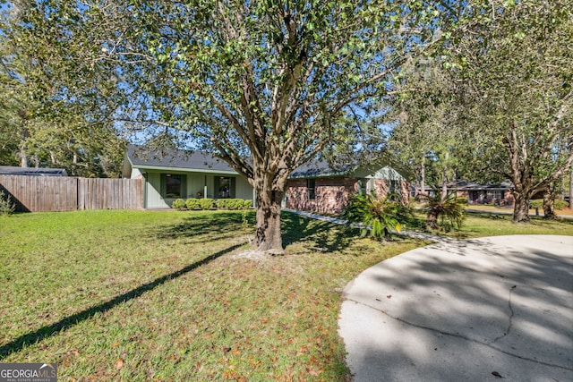 view of front of property featuring a front yard