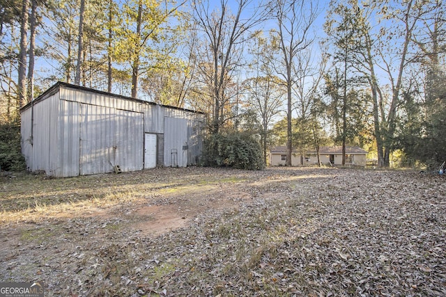 view of yard featuring an outbuilding