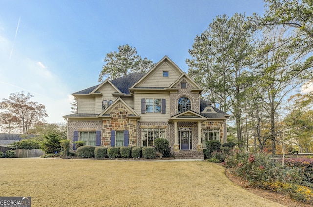 craftsman inspired home featuring a front yard