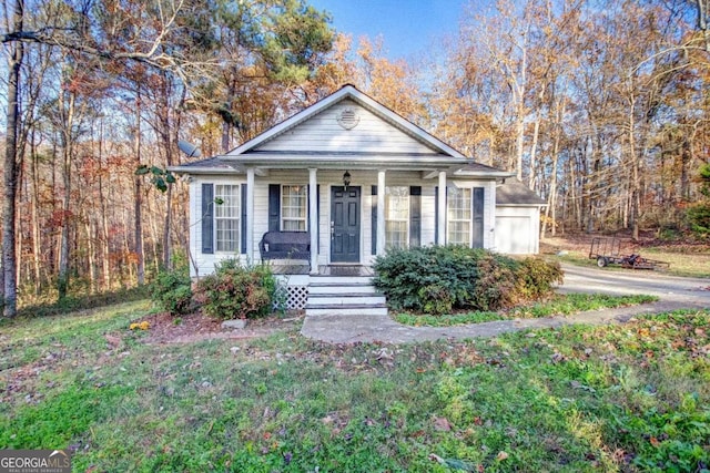 view of front facade with covered porch and a front yard