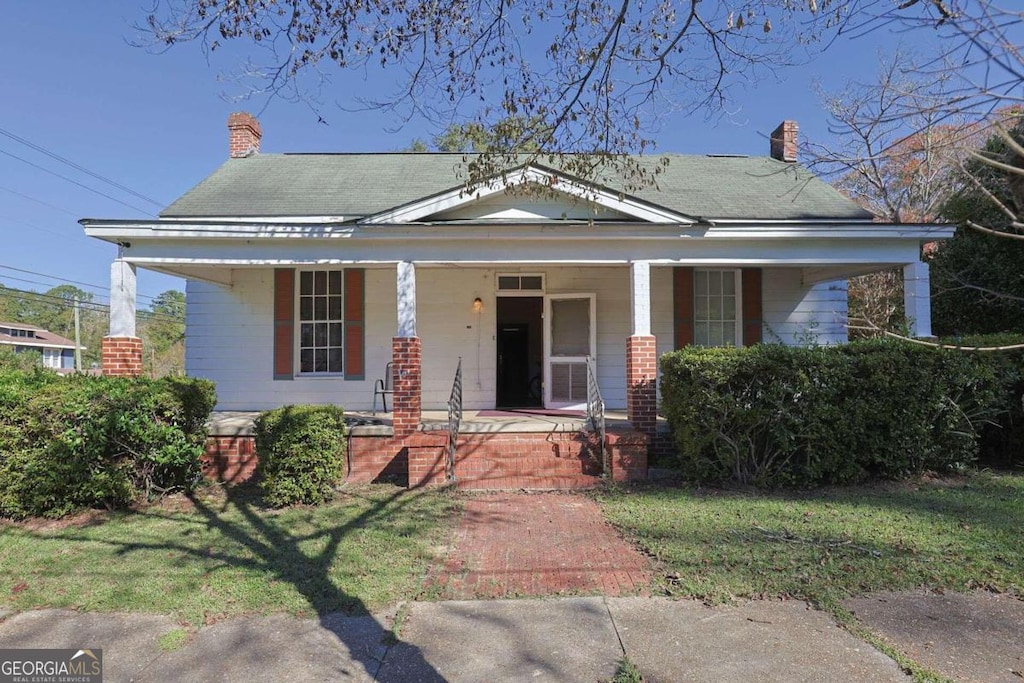 view of front of property with a front yard