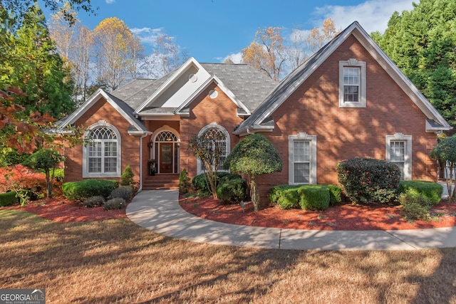 view of front of property featuring a front yard