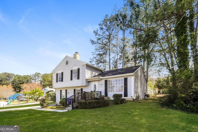 split level home featuring a front yard