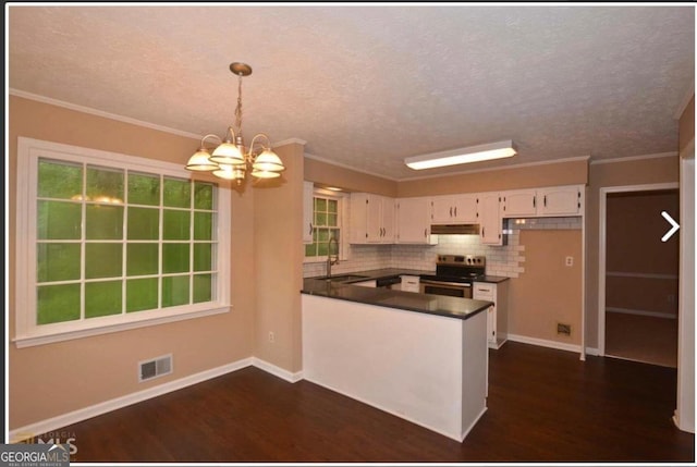 kitchen featuring decorative light fixtures, white cabinetry, a notable chandelier, kitchen peninsula, and stainless steel electric range