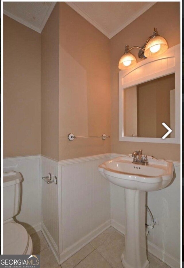 carpeted spare room with vaulted ceiling, ornamental molding, and a textured ceiling