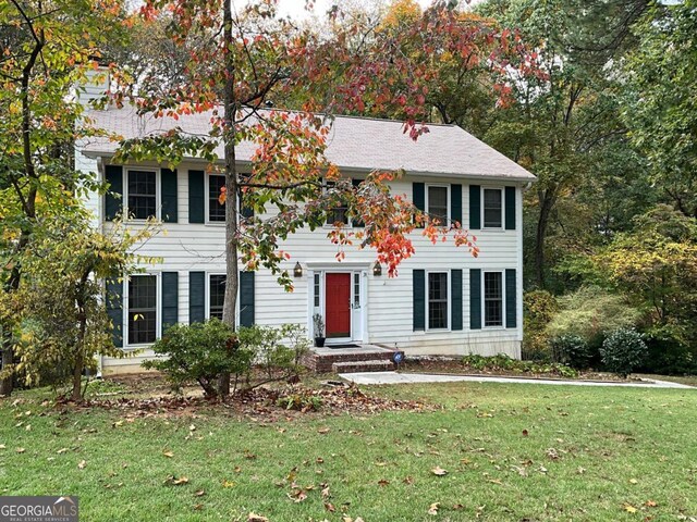 colonial home featuring a front yard