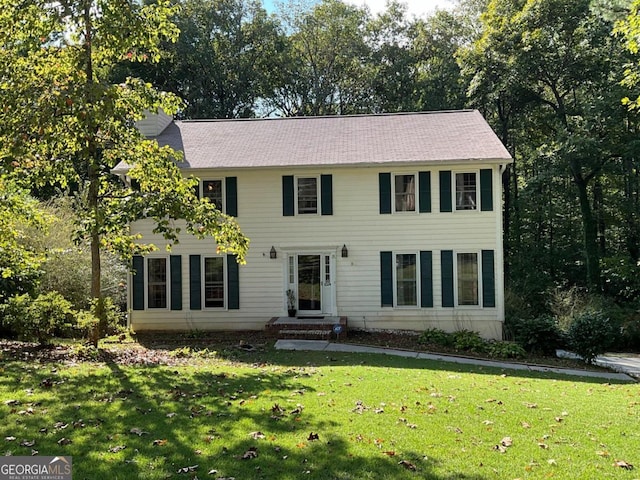 colonial inspired home featuring a front yard