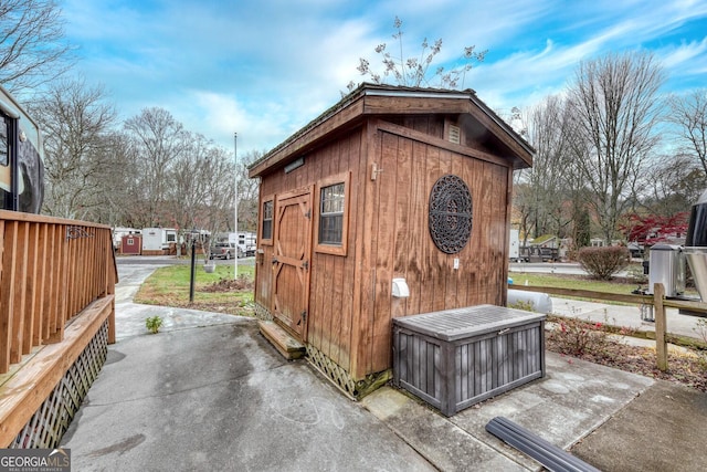 view of outdoor structure featuring an outbuilding