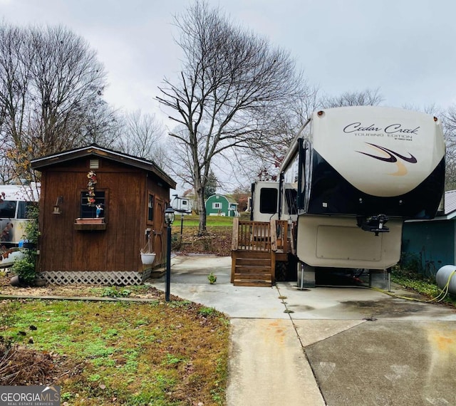 view of yard with an outdoor structure