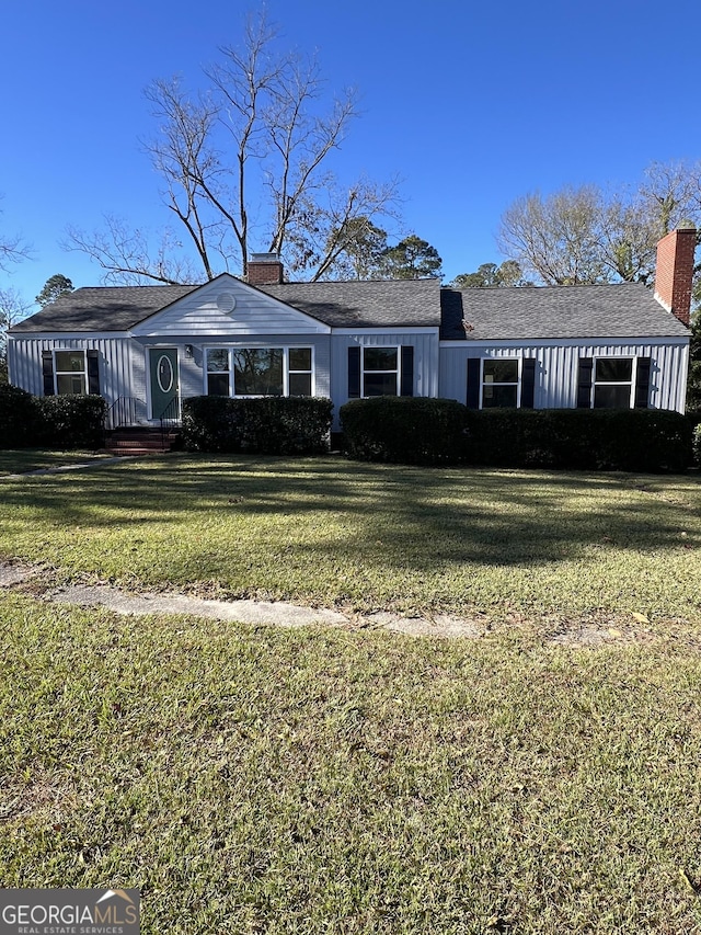 view of front of home featuring a front yard