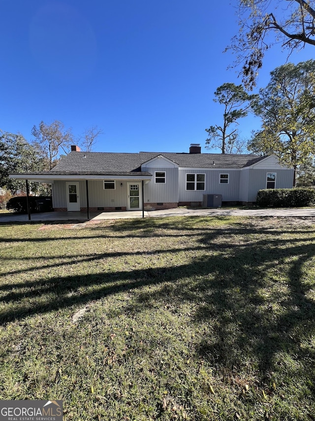 back of house featuring a lawn