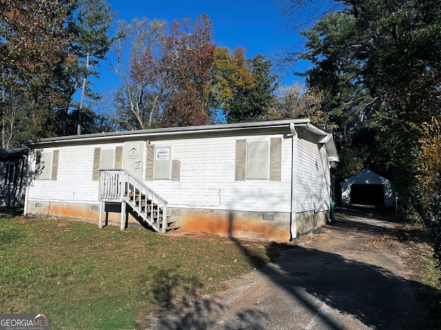 manufactured / mobile home featuring an outbuilding and a garage