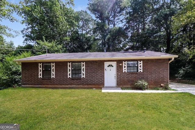 ranch-style home with a front yard