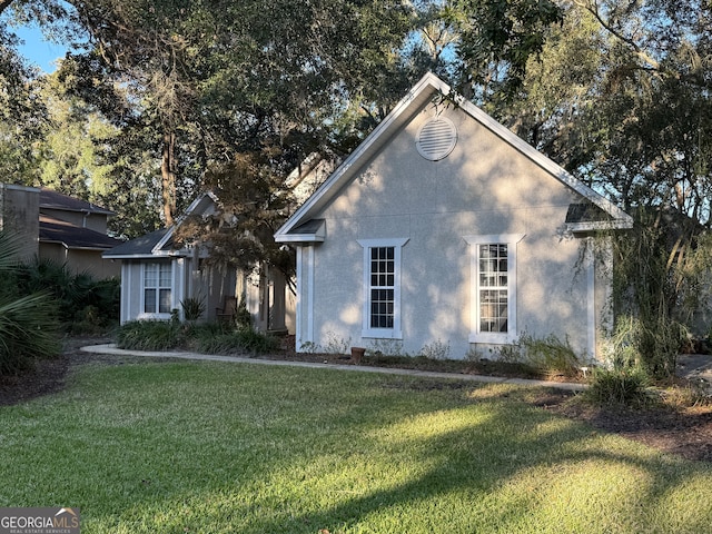 view of front facade with a front lawn