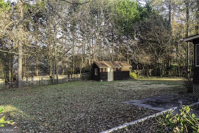 view of yard with a storage unit