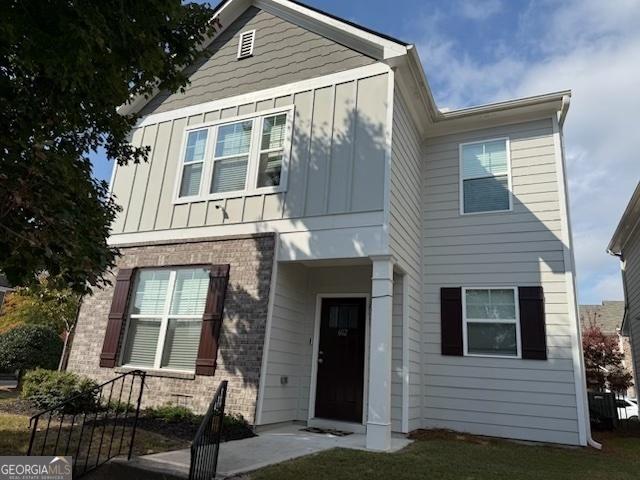 view of front of home with a front lawn