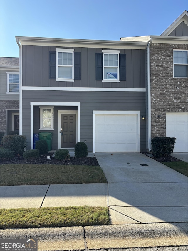 view of front of property featuring a garage