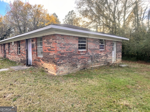 view of side of property featuring a lawn