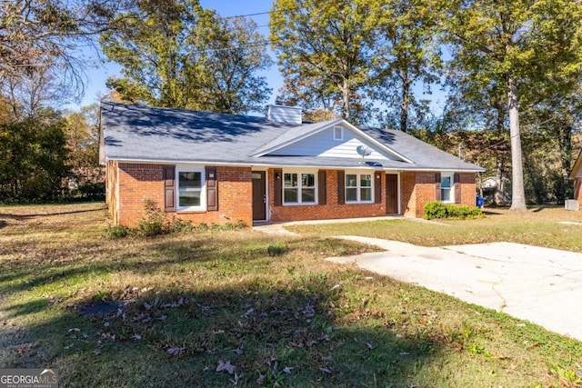 single story home with a front lawn