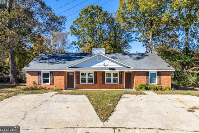 ranch-style home featuring a front lawn