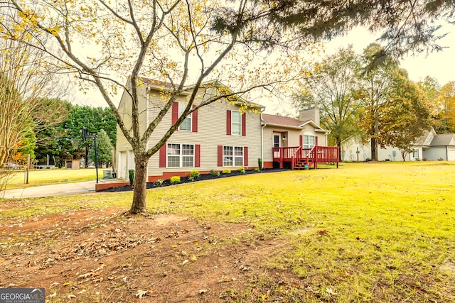 view of front of home featuring a wooden deck and a front lawn