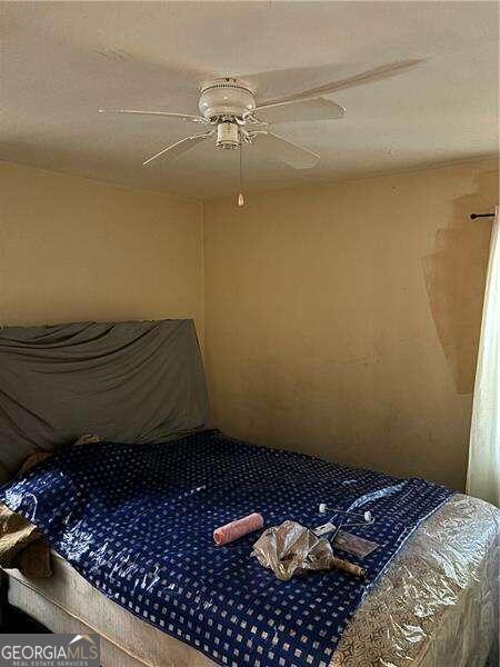 bedroom featuring ceiling fan