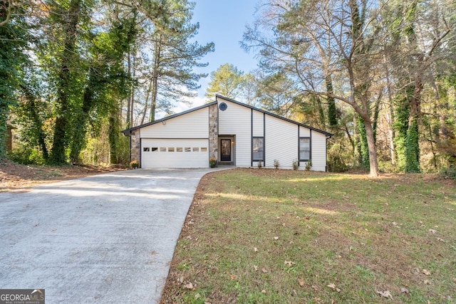 view of front of property featuring a front yard and a garage