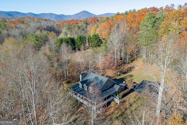 view of front of property featuring covered porch and a front yard