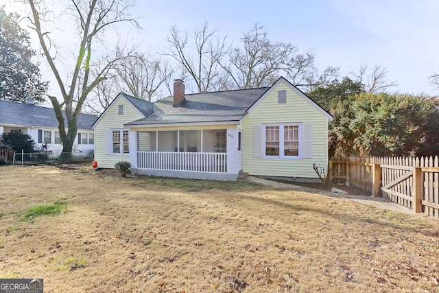 view of front of property featuring a front yard