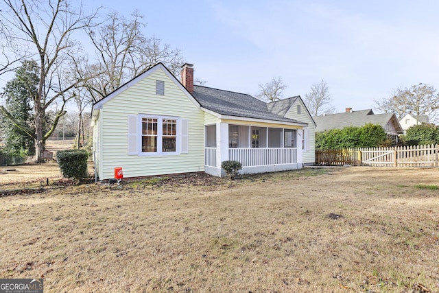 view of front facade featuring a front lawn and covered porch