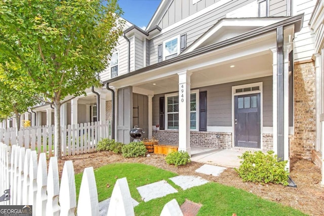 entrance to property featuring a porch