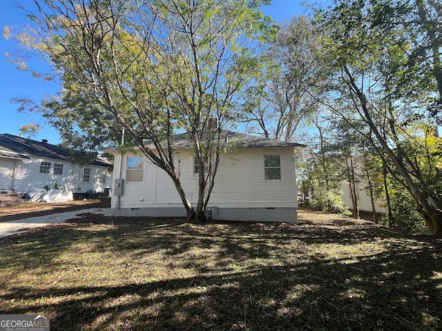 view of side of property featuring a lawn