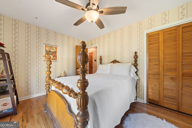 bedroom featuring a closet, dark hardwood / wood-style floors, and ceiling fan